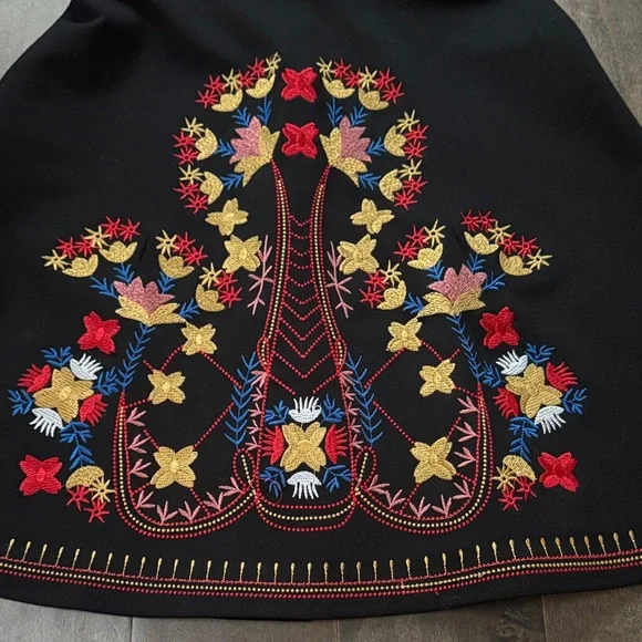 Elegant Black Embroidered Dress - Picture 4 of 6